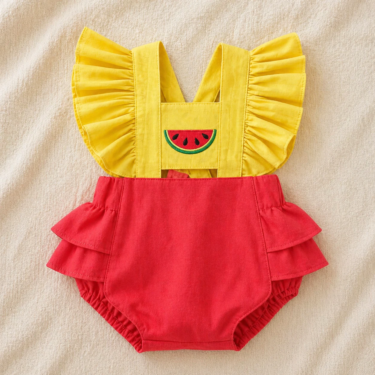 Romper de verão vermelho e amarelo com bordado de melancia no peito